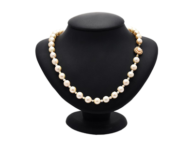 Jewellery, PEARL NECKLACE, cultured pearls in two sizes