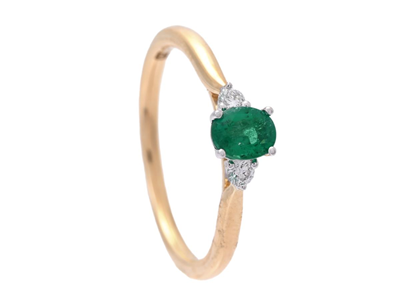 Jewellery, RING, 18K gold with oval emerald 0,36 ct