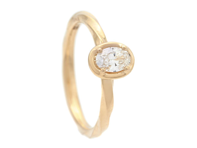 Jewellery, SOLITAIRE RING, 18K gold with oval-cut brilliant cut diamond 0,29 ctw