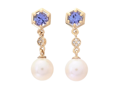 Jewellery, EARRINGS, 18K gold with cultured freshwater pearls 6,4 mm tanzanites 0,56 ctw