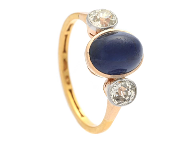 Jewellery, THREE STONE RING, 18K gold ringshank i 23K gold