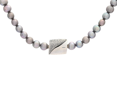 Jewellery, PEARL NECKLACE, cultured dyed freshwater pearls. clasp in sterling silver