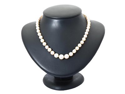 Jewellery, PEARL NECKLACE, clasp in 9K gold