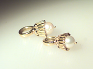 Jewellery, 2 PENDANTS FOR CREOLS, 18K gold with 2 cultured pearls, in auction: Modern – Saturday 4 November 2000