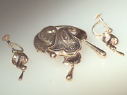 Jewellery, GOLDBROOCH, and earrings 18K weight 8.9 g, in auction: Modern – Saturday 4 November 2000