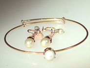 Jewellery, BANGLE, 18K (1896) with Swedish pearl, in auction: Modern – Saturday 4 November 2000