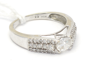Lot, Ring white gold 18K 4,3g Ø17¼ with diamonds 1xca0,75ct ovalslipad with small chip borta under gördel and 38xca0,01-0,03ct, worn , in auction: Pawn – Tuesday 27 September 2016