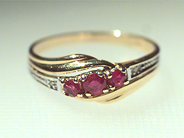 Jewellery, RING, 18K gold with rubies and diamonds, in auction: TreasureHunt – Tuesday 29 May 2001