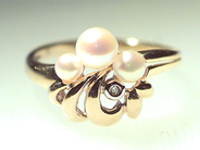 Jewellery, RING, 18K gold with pearls and diamond, in auction: TreasureHunt – Tuesday 29 May 2001