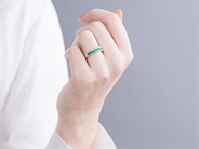 Jewellery - RING, 18K white gold with 9 emeralds 0,57 ctw - View 2