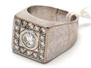 Lot - Signet ring white gold with diamonds 1xca0,47ct inclusion and 16xca0,04ct, skew 18K 8,6g - View 1