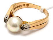 Jewellery - Ring 18K 5,7g Ø18 with cultured saltvattemspärla Ø8,2mm, and two white stones  - View 1