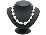 Jewellery, PEARL NECKLACE, clasp i white metal, in auction: Lilla jewellery – Thursday 28 March 2019