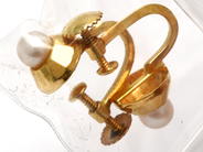 Jewellery, Earrings one pair 18K 2,1g with pearls and screw lock, in auction: Pawn – Tuesday 23 April 2019