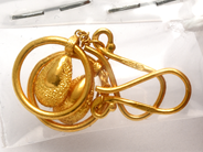 Jewellery, Earrings one pair 23K 3,8g length: 3,5cm, in auction: Pawn – Tuesday 23 April 2019