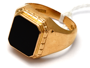 Jewellery, Signet ring 18K 6,9g Ø19 1/2, dented with black stone, in auction: Pawn – Tuesday 23 April 2019