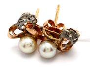 Jewellery, Earrings 18K 2,1g with cultured pearls and stones Ø4,9mm, in auction: Pawn – Tuesday 23 April 2019