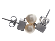 Lot, Earrings one pair 18K i white gold 3,5g with pearls and small diamonds , in auction: Pawn – Tuesday 21 January 2020