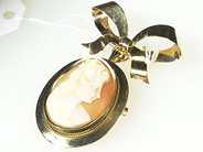 Jewellery, BROOCH, 18K gold with cameo. weight 11,7 g., in auction: Christmas – Saturday 14 December 2002