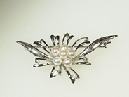 Jewellery, BROOCH, silver with cultured  pearls från Japan, in auction: Christmas – Saturday 14 December 2002
