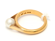 Lot, Ring 23K 6,3g Ø17 prongs i 18K with pearl , in auction: Pawn – Tuesday 8 September 2020