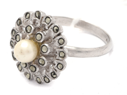 Jewellery, Ring with marcasites and pearl S835 Ø16½ brv 3,7g, in auction: Pawn – Tuesday 8 September 2020