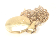 Lot, Locket engraved with innerglas 18K brv 4,3g (with associated chain i non-precious metal), in auction: Pawn – Tuesday 8 September 2020
