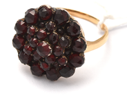 Lot, Ring 18K brv 5,5g Ø18¾ with red stones (some skew i ringshank), in auction: Pawn – Tuesday 13 October 2020
