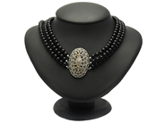 Jewellery, NECKLACE, 3-strand, in auction: Lilla jewellery – Thursday 22 October 2020