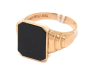 Jewellery, Signet ring 18K 4,6g Ø19½ with black stone, in auction: Pawn – Tuesday 30 August 2022