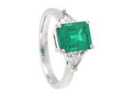 Jewellery, THREE STONE RING, 18K white gold, in auction: Important jewellery – Saturday 26 November 2022