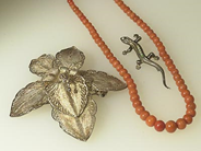 Jewellery, VARIOUS PCS OF JEWELLERY necklace coral, brooches silver / paste., in auction: Classic – Saturday 24 April 2004