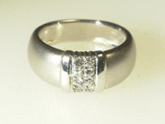 Jewellery, RING, 18K white gold with brilliant-cut diamonds approx 0,18 ct approx H(W)/VS-SI ringsize 15 1/2 mm., in auction: Classic – Saturday 24 April 2004