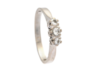 Jewellery, THREE STONE RING, 18K white gold, in auction: Lilla jewellery – Tuesday 12 August