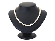 Jewellery, PEARL NECKLACE, cultured pearls approx. 6,4 mm, in auction: Lilla jewellery – Tuesday 12 August