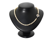 Jewellery, PEARL NECKLACE, cultured salt-water pearls approx. 5,9 mm, in auction: Lilla jewellery – Tuesday 12 August