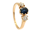 Jewellery, THREE STONE RING, 18K gold, in auction: Lilla jewellery – Tuesday 26 August