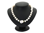 Jewellery, PEARL NECKLACE, cultured baroque freshwater pearls, in auction: Lilla jewellery – Tuesday 26 August