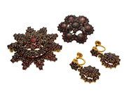 Jewellery, SET OF JEWELLERY, brooches and earrings, in auction: Lilla jewellery – Tuesday 21 October