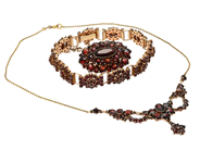 Jewellery, SET OF JEWELLERY, necklace, in auction: Lilla jewellery – Tuesday 7 October
