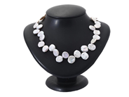 Jewellery, NECKLACE, cultured freshwater disc, in auction: General – Tuesday 11 November