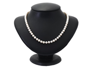 Jewellery, PEARL NECKLACE, cultured pearls approx. 5,5-5,8 mm, in auction: Lilla jewellery – Tuesday 18 November