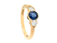 Jewellery, THREE STONE RING, 18K gold, in auction: Christmas – Saturday 13 December