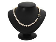 Jewellery, PEARL NECKLACE, cultured pearls approx. 6,5 mm, in auction: Lilla jewellery – Tuesday 2 December