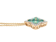 Jewellery - PENDANT/CHAIN, 18K gold with 4 emeralds 0,56 ctw - View 2
