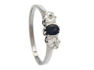 Jewellery, THREE STONE RING, 18K white gold, in auction: Lilla jewellery – Tuesday 2 December