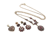 Jewellery, SET OF JEWELLERY, necklace, in auction: General – Tuesday 9 December