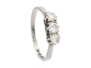 Jewellery, THREE STONE RING, 18K white gold, in auction: Lilla jewellery – Tuesday 16 December 2025