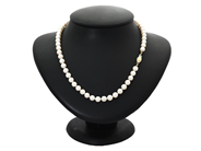 Jewellery, PEARL NECKLACE, cultured pearls approx. 6 mm, in auction: Lilla jewellery – Tuesday 13 January