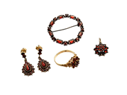 Jewellery, SET OF JEWELLERY, ring in 9K gold, in auction: Lilla jewellery – Tuesday 13 January